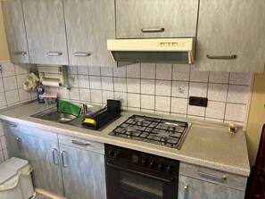 ثلاجة، ميكروويف، فرن، موقد طهي مسطح