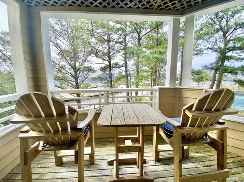 LAZY DAYS - A PIRATE'S COVE GETAWAY