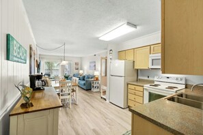 Kylskåp, mikrovågsugn, ugn och spishäll