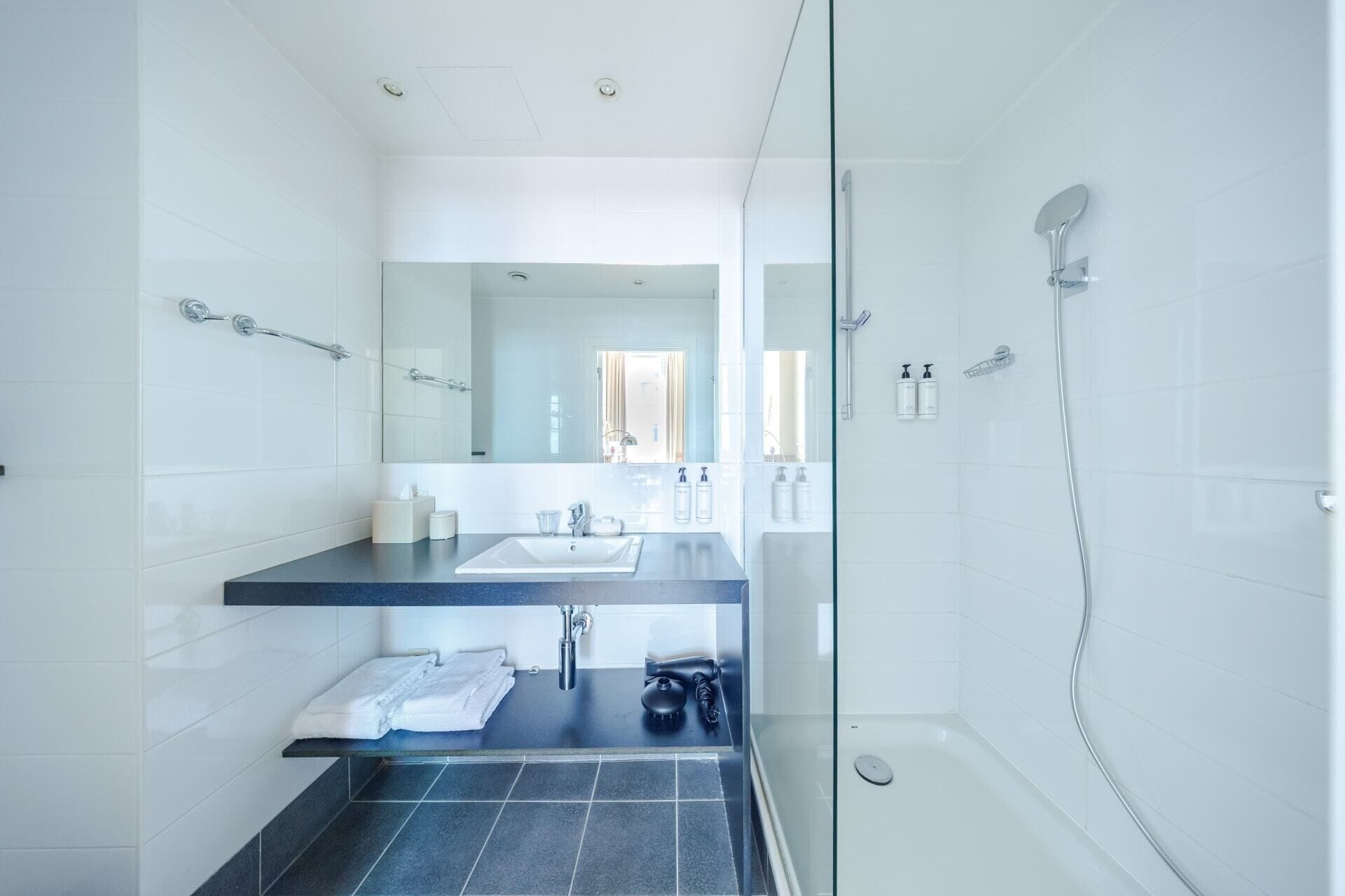 Een douche, een haardroger, handdoeken