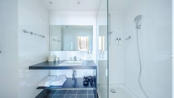 Een douche, een haardroger, handdoeken