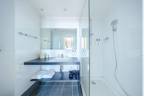 Regadera, secadora de cabello, toallas 