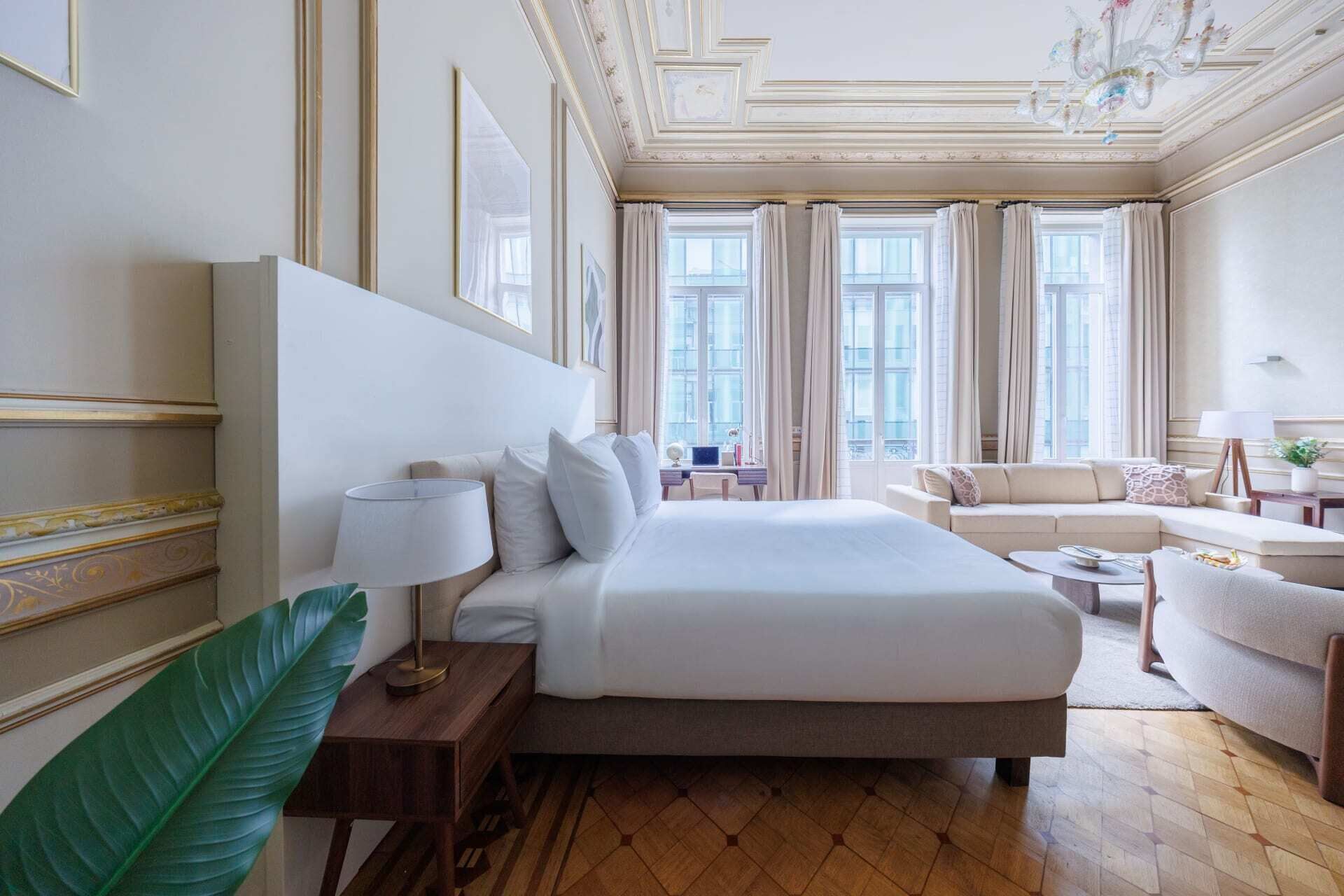 Een bureau, een strijkplank/strijkijzer, gratis wifi, beddengoed