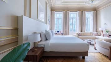 Escritorio, tabla de planchar con plancha, wifi gratis y ropa de cama