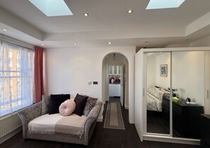 1 habitación, tabla de planchar con plancha, wifi y ropa de cama 