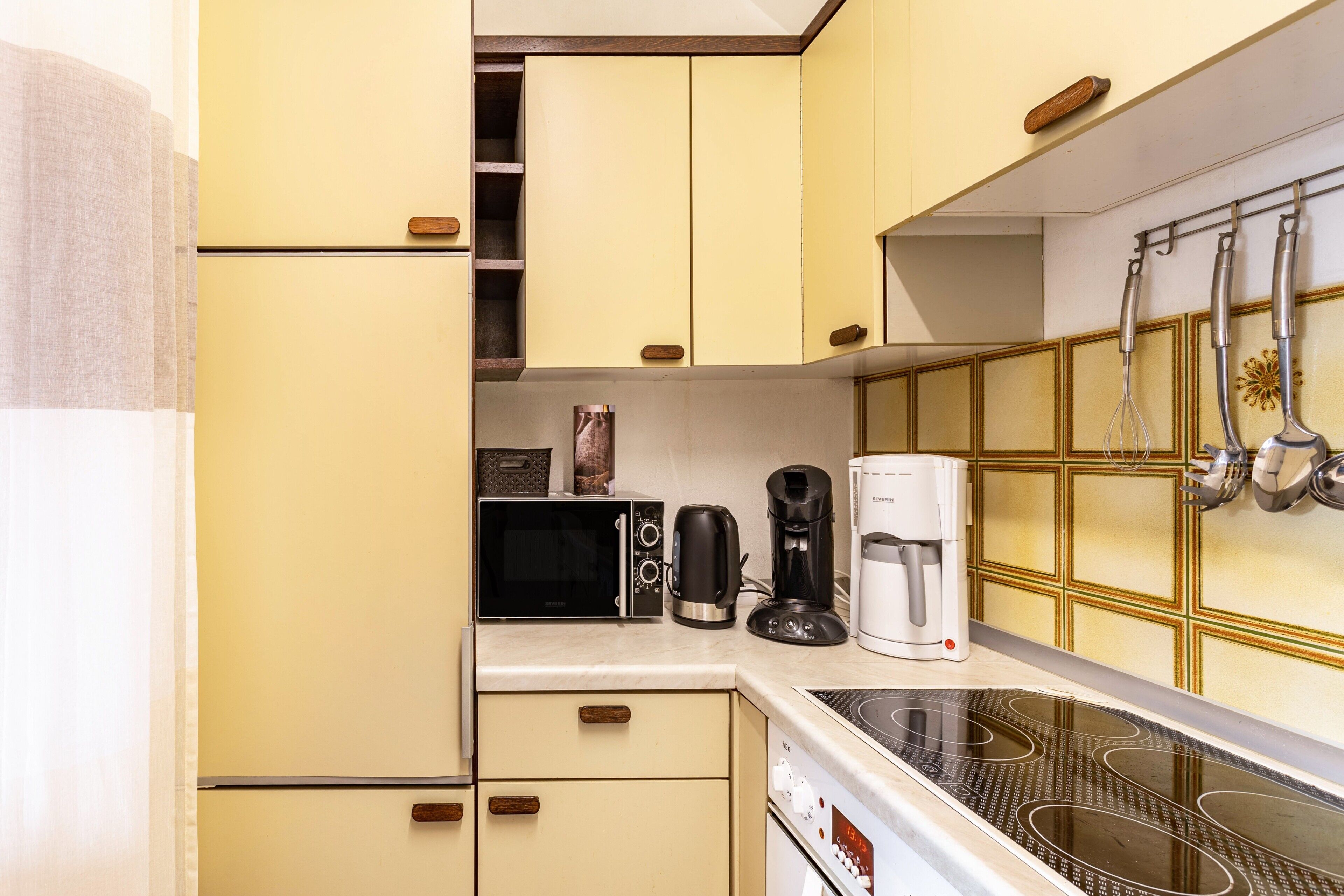 Een koelkast, een magnetron, een oven, een kookplaat