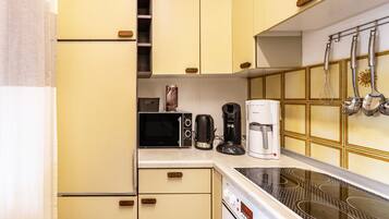 Een koelkast, een magnetron, een oven, een kookplaat