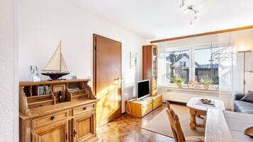 Een televisie en een stereo