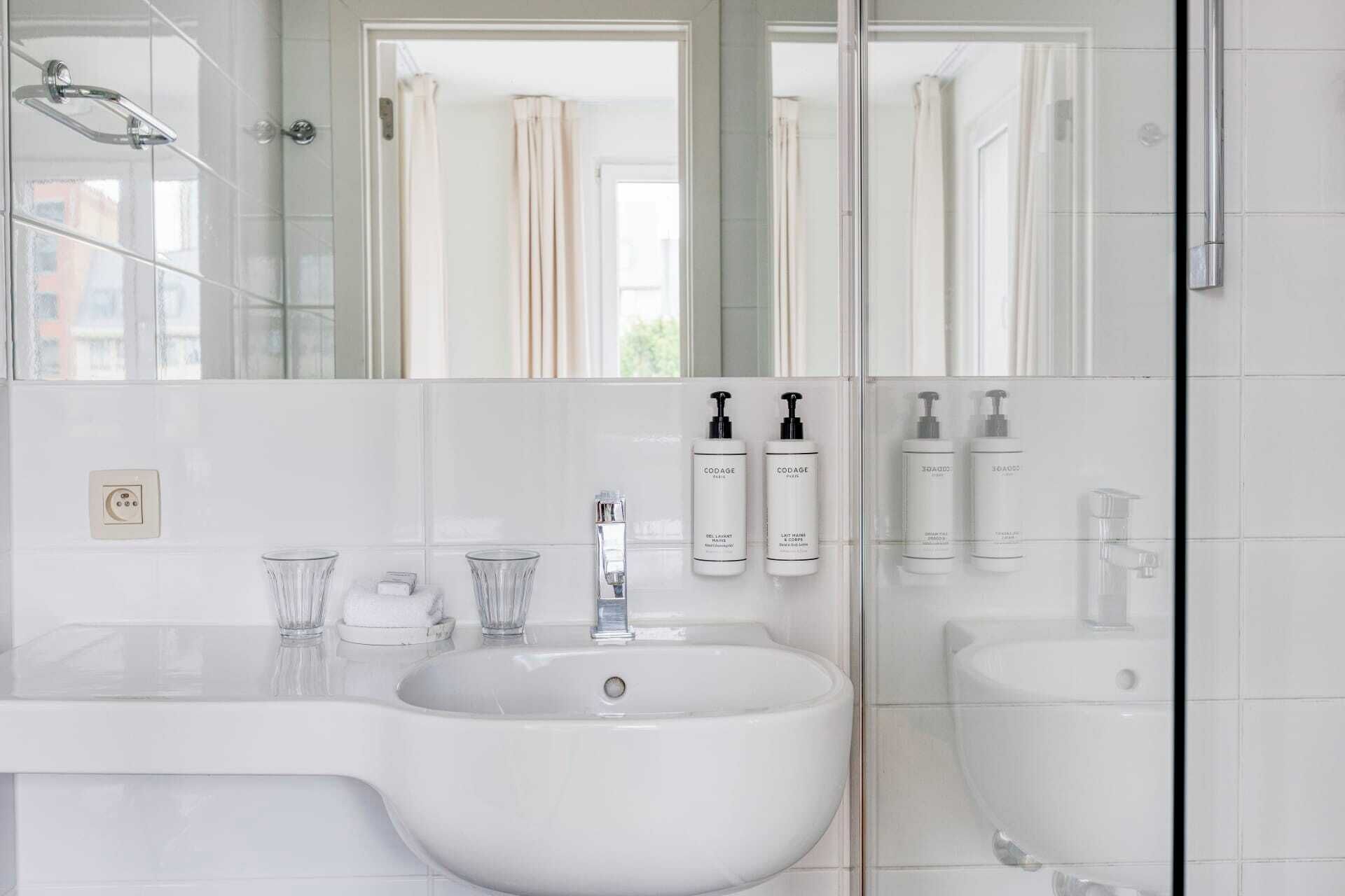 Een douche, een haardroger, handdoeken