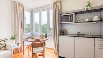 Een koelkast, een microgolfoven, een kookplaat, een broodrooster