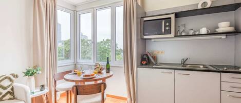 Réfrigérateur, micro-ondes, plaque de cuisson, grille-pain