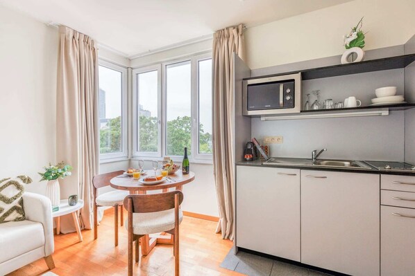 Jääkaappi, mikroaaltouuni, liesi, leivänpaahdin