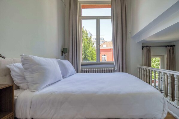 Iron/ironing board, free WiFi, bed sheets