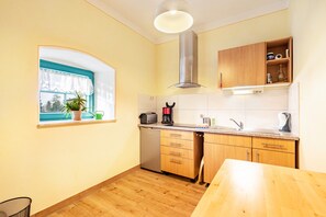 Refrigerador, horno, placa de cocina, cafetera/tetera