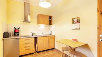 Kühlschrank, Ofen, Herdplatte, Wasserkocher mit Kaffee-/Teezubehör