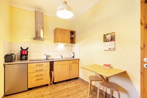 Een koelkast, een oven, een kookplaat, een koffiezetapparaat/waterkoker