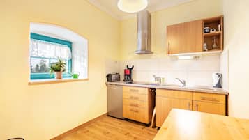 Kühlschrank, Ofen, Herdplatte, Wasserkocher mit Kaffee-/Teezubehör