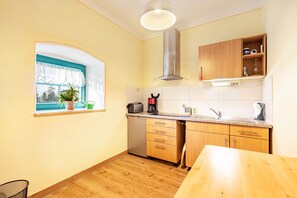 Een koelkast, een oven, een kookplaat, een koffiezetapparaat/waterkoker