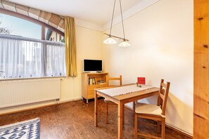 Dining - Cozy Apartment in Lohmen with Private Terrace and Wi-Fi (Lohmen)