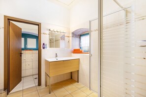 Een douche, een haardroger, handdoeken