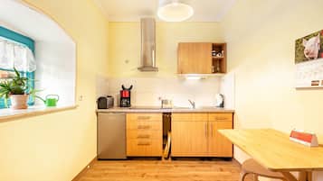 Fridge, oven, stovetop, coffee/tea maker