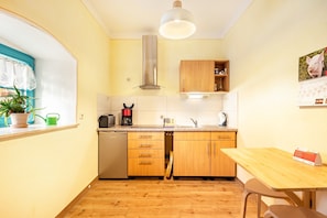 Fridge, oven, stovetop, coffee/tea maker - Holiday Home 'Cozy in Lohmen' with Private Terrace and Wi-Fi (Lohmen)