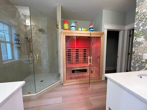 Dusche, Haartrockner, Handtücher, Seife