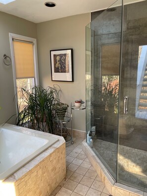 Doccia, bidet, asciugamani, carta igienica