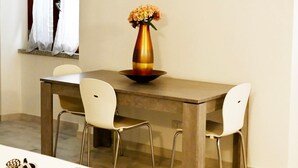 A dining area with a table, chairs, and a vase with flowers. - Apartment Rena Bianca IUN S4020 (Santa Teresa Gallura)