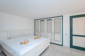 3 bedrooms, iron/ironing board, travel cot, WiFi