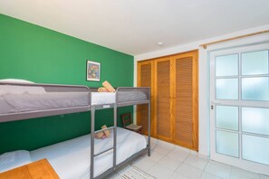 3 habitaciones, tabla de planchar con plancha, cuna de viaje y wifi 