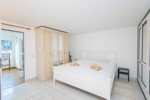 3 habitaciones, tabla de planchar con plancha, wifi y ropa de cama 