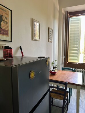 Dining - Elegant  peaceful flat with A/C  and all modern appliance in San Frediano (Florence)