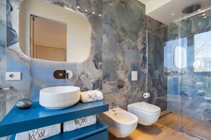 Dusche, kostenlose Toilettenartikel, Haartrockner, Handtücher