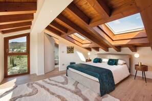 5 bedrooms, iron/ironing board, WiFi, bed sheets