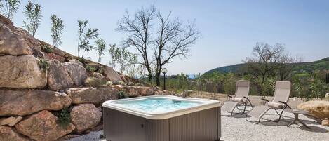 Outdoor spa tub