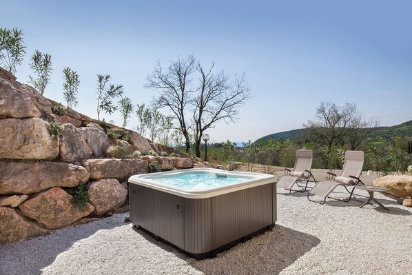 Outdoor spa tub