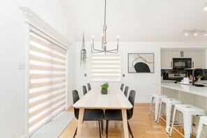 Dining - Ellerslie - Sleeps 6 - AC - Garage (Edmonton)