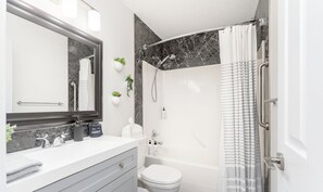 Haartrockner, Handtücher, Seife, Toilettenpapier