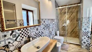 Een douche, een haardroger, een bidet, handdoeken