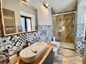 Shower, hair dryer, bidet, towels