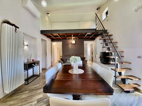 Smart TV. Villa Lante Chic 2-bedroom apartment with AC, WiFi in charming Viterbo