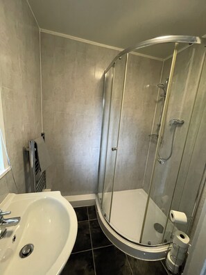 Dusche, Haartrockner, Toilettenpapier