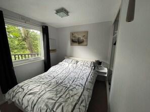 2 bedrooms, iron/ironing board, free WiFi