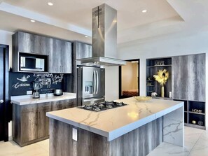 冷蔵庫、電子レンジ、オーブン、コンロ