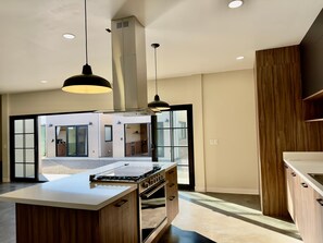 Fridge, oven, stovetop, coffee/tea maker