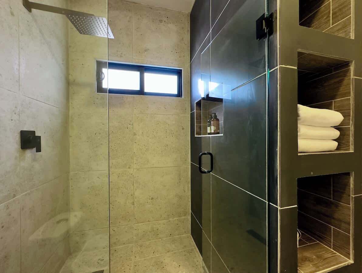 Een douche, een haardroger, handdoeken, shampoo