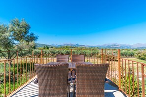 Outdoor dining - Country House 'Ca Na Siona' with Mountain View, Private Pool, and Wi-Fi (Illes Balears)