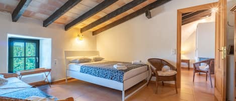 12 habitaciones, tabla de planchar con plancha, wifi y ropa de cama
