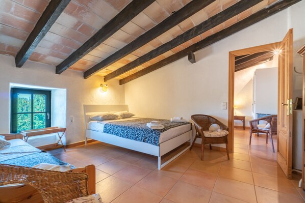 12 bedrooms, iron/ironing board, WiFi, bed sheets